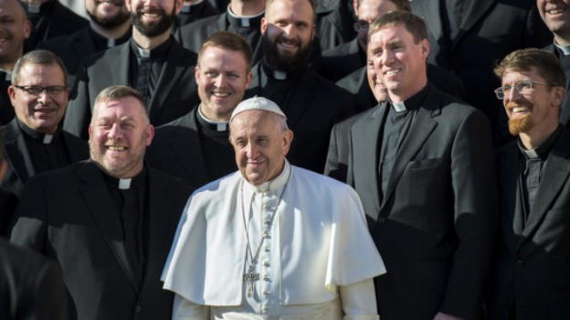 Papa Francesco scrive una lettera ai sacerdoti: invito a guardare in alto
