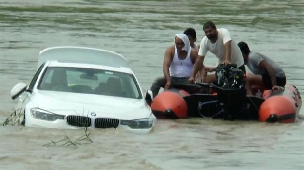 22enne indiano getta nel fiume la BMW ricevuta al posto della Jaguar