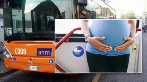 Napoli, donna con doglie prende il primo bus per raggiungere l’ospedale: multata e fatta scendere perché senza biglietto