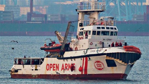 Open Arms: migranti a nuoto verso Lampedusa. Pronta in mezzo al mare una nave da 350 migranti
