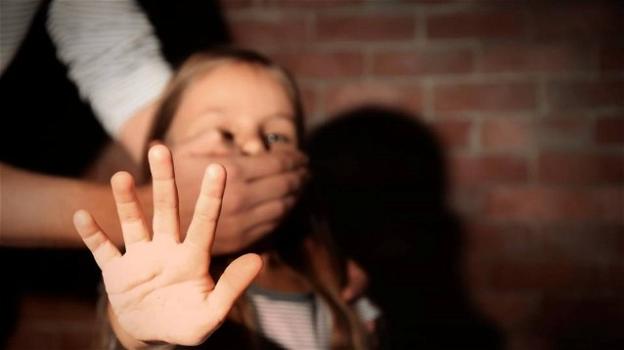 Treviso, violenta la figlia di due anni e vende il video sul web