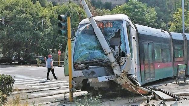 Roma, scontro tra tram e automobile: ferite 3 persone