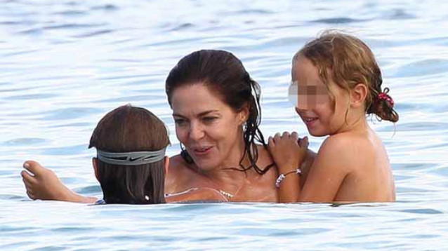 Claudia Gerini paparazzata a Formentera con le figlie Rosa e Linda