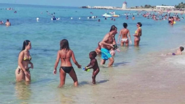 Trapani: donne fanno da baby sitter alla figlia di colore della venditrice ambulante