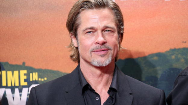 Brad Pitt ironizza sulla sua età: "Potrei essere già un dinosauro"