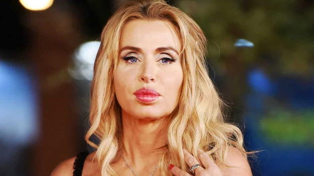 Valeria Marini mortificata sui social poiché non ha figli: l’amara replica della showgirl