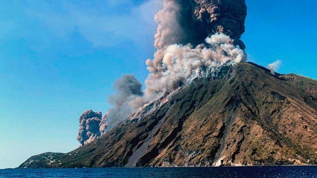 Stromboli, panico per la nuova esplosione: colonna di fumo visibile a distanza