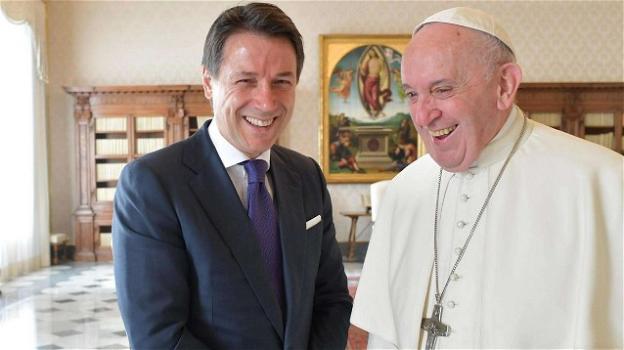 Conte, tra una consultazione e l’altra, incontra il Papa che gli regala un rosario