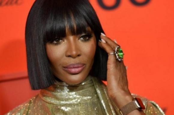 Naomi Campbell respinta in un hotel: “Non puoi entrare, sei nera”. Il duro sfogo della modella
