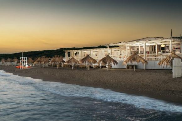 Paura in spiaggia: bimba di 4 anni passeggia con la mamma e viene punta da una siringa