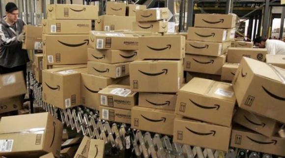 Truffa Amazon, 22enne restituiva pacchi pieni di sabbia incassando il reso