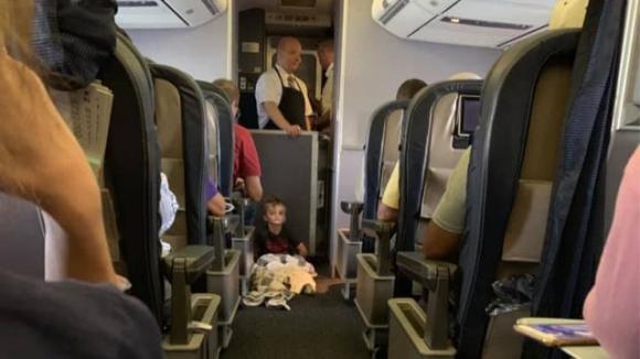 Bimbo autistico non riesce a star fermo in aereo. La reazione di passeggeri ed equipaggio è commovente!