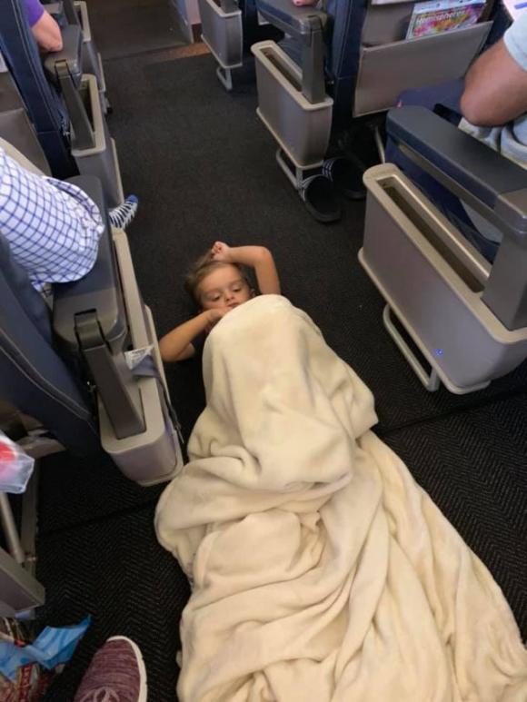 Bimbo autistico non riesce a star fermo in aereo. La reazione di passeggeri ed equipaggio è commovente!
