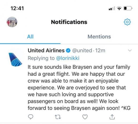 Bimbo autistico non riesce a star fermo in aereo. La reazione di passeggeri ed equipaggio è commovente!