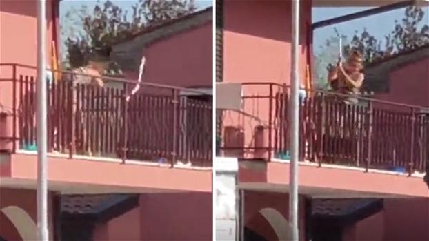 Choc a Legnago: una donna bastona il suo cane sul balcone di casa