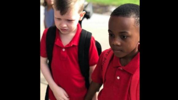 L’amicizia abbatte ogni barriera, anche quella dell’autismo: la storia che sta commuovendo il web
