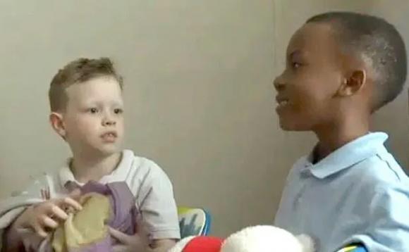 L’amicizia abbatte ogni barriera, anche quella dell’autismo: la storia che sta commuovendo il web
