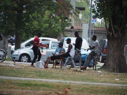 Ferrara: tolte le panchine dal sindaco, i pusher si portano le sedie da casa