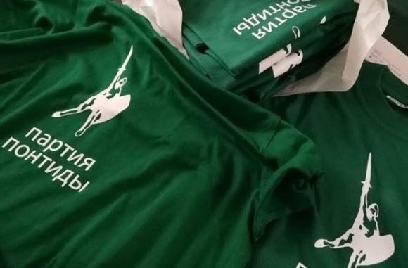 La Lega scrive in russo sulle t-shirt per la festa di Pontida. Ma la traduzione è sbagliata