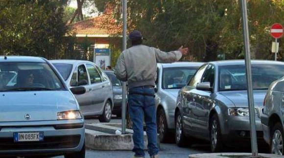 Napoli: il parcheggiatore abusivo pretende i soldi da un poliziotto e al rifiuto lo picchia