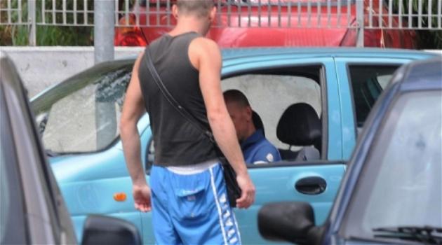 Napoli: il parcheggiatore abusivo pretende i soldi da un poliziotto e al rifiuto lo picchia