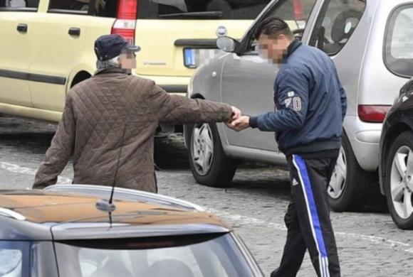 Napoli: il parcheggiatore abusivo pretende i soldi da un poliziotto e al rifiuto lo picchia