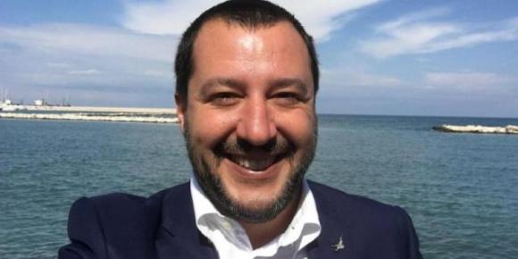 La Lega scrive in russo sulle t-shirt per la festa di Pontida. Ma la traduzione è sbagliata