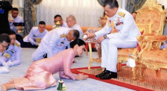 Il re della Thailandia ha sposato l’amante alla presenza di sua moglie
