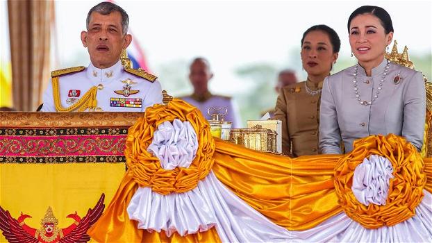 Il re della Thailandia ha sposato l’amante alla presenza di sua moglie