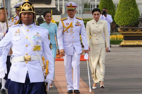 Il re della Thailandia ha sposato l’amante alla presenza di sua moglie