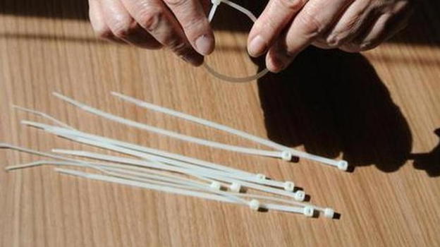Bergamo, 11enne si strangola con una fascetta da elettricista: rimane per 20 minuti in arresto cardiaco