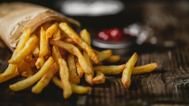 Da anni mangia solo patatine fritte e diventa cieco