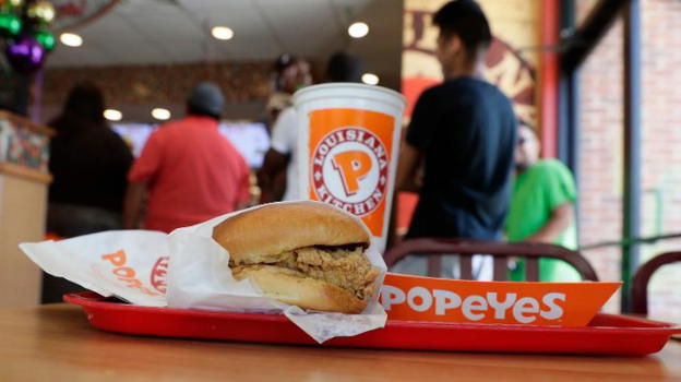 Sono terminati i sandwich di pollo: un uomo estrae la pistola all’interno di un ristorante, a Houston