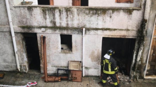 Bagnara Calabra, incendiata la casa di un rumeno: "Ripulisco la città dagli stranieri"