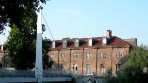 Torino, confessa a scuola gli abusi subiti per anni: la preside non denuncia
