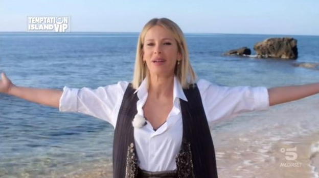 Temptation Island Vip 2, Alessia Marcuzzi supera brillantemente la prova: gli elogi della stampa