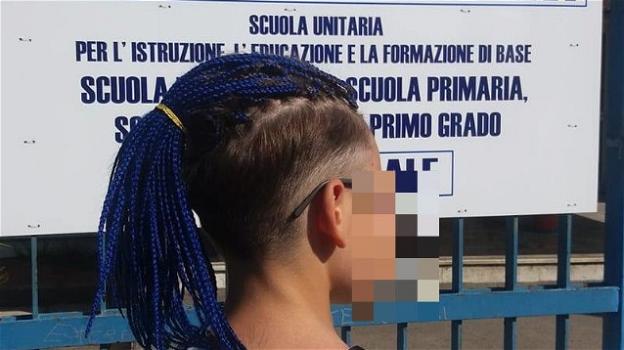 Napoli: si presenta a scuola con la testa rasata e le treccine blu e la preside non lo fa entrare