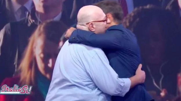 Italia Sì, il ritorno di Platinette e il commovente abbraccio con Marco Liorni