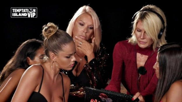 Temptation Island Vip, Nathalie Caldonazzo lancia a terra il tablet e attacca Andrea: "Mi vergogno di essere qui con lui"