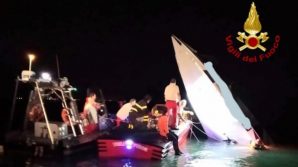 Venezia: offshore tenta il record e si schianta contro la diga San Nicoletto