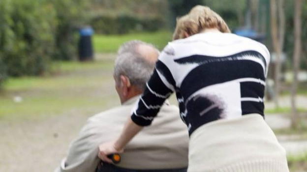 Savona, anziano spara alla badante e si suicida