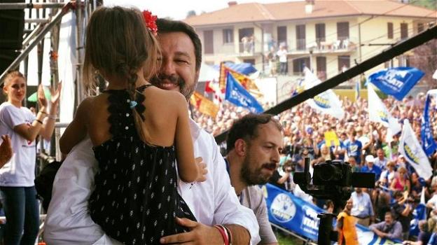 Salvini, giornalista commenta duramente la foto del leader della Lega con la bimba a Pontida