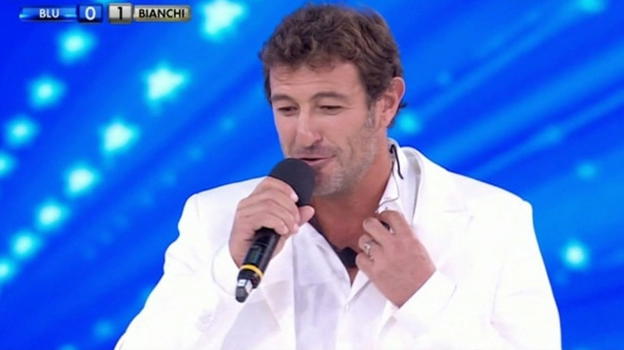 "Amici Celebrities", l’emozione blocca Ciro Ferrara che viene consolato da Maria De Filippi
