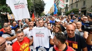 Napoli, il corteo della Whirpool: il sindaco De Magistris si dice pronto a dimostrare a Roma con gli operai