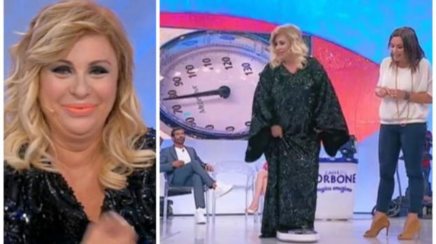 Uomini e Donne, Tina Cipollari rivela le sue abitudini alimentari: il commento sorpreso di Maria De Filippi