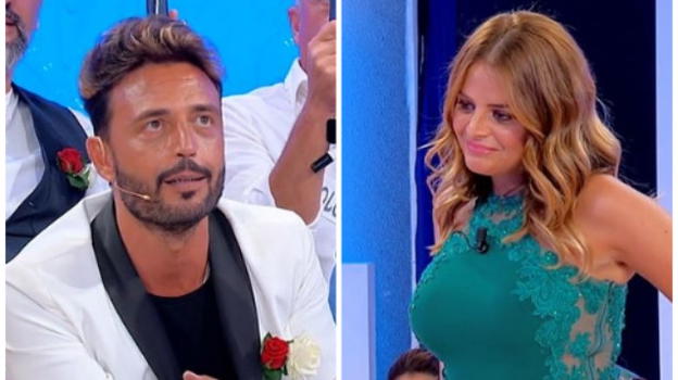 Uomini e Donne over, Armando deride Roberta: "Questo vestito è da mettere più in là". Lei risponde via social