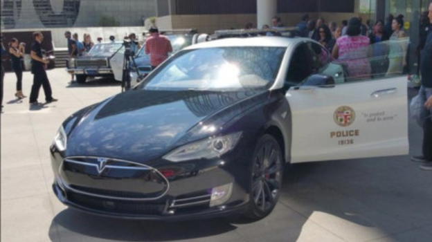 Una Tesla Model S della polizia si scarica nel mezzo di un inseguimento ad alta velocità