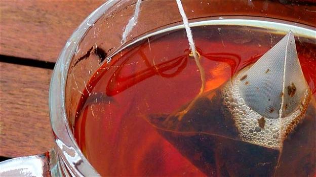 Una bustina di tè caldo ci fa bere miliardi di microplastiche