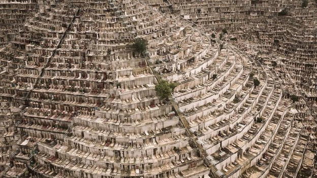 Non c’è più spazio per i cimiteri: la realtà fotografata da Finbarr Fallon