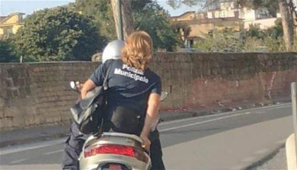 Napoli: vigilessa in moto senza casco.  Denunciata